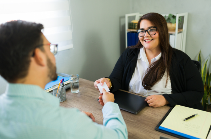 跳槽期间美国工作签证操作全攻略：境内转换身份vs出境贴签深度分析